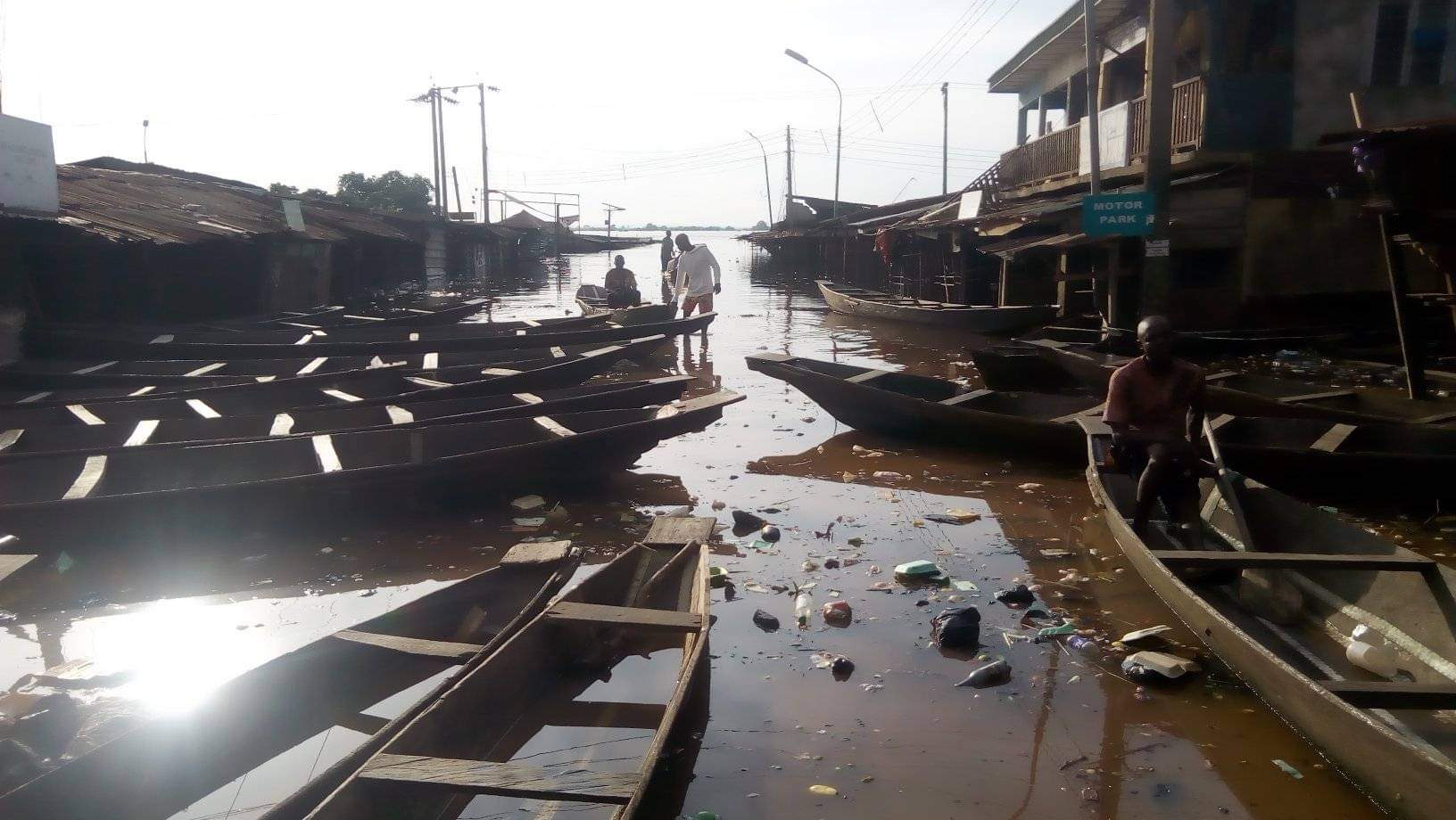 Esomchi Foundation partners with Rotary Club of Awka to provide immediate relief materials to flood victims in Anambra State, Nigeria.